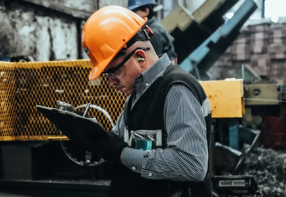 Trabajador revisando una lista